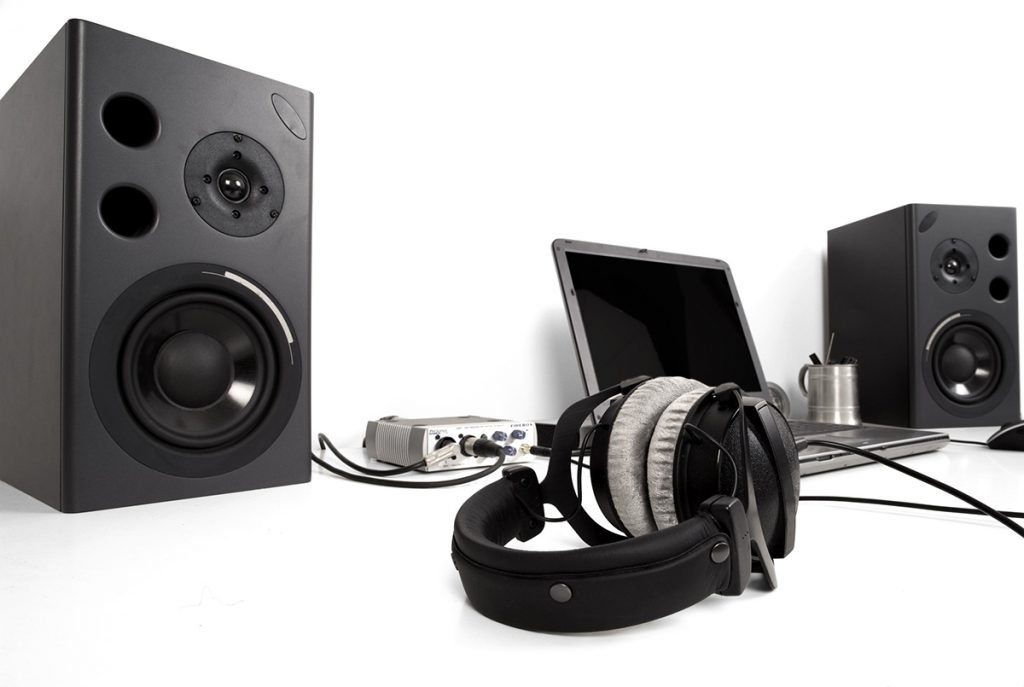 How to connect speakers and headphones at the same time audiocruiser